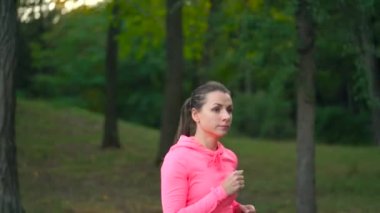 Bir sonbahar parktan günbatımında çalışan kadının yakın çekim