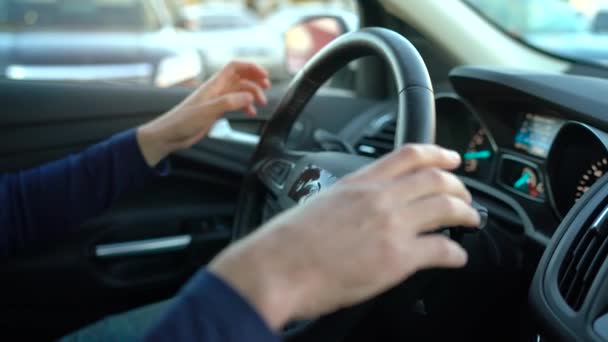 Homem dirigindo em carro automatizado inovador usando piloto automático de auto-estacionamento para estacionamento na rua — Vídeo de Stock