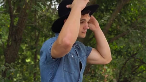 Young hipster man in hat laughing, relaxed in front of the camera — Stock Video