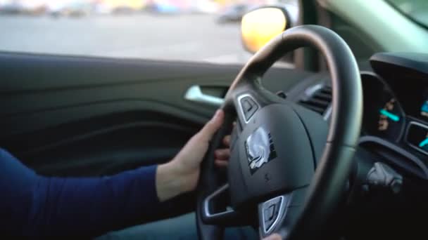 Homem dirigindo um carro, à procura de um lugar para estacionar — Vídeo de Stock