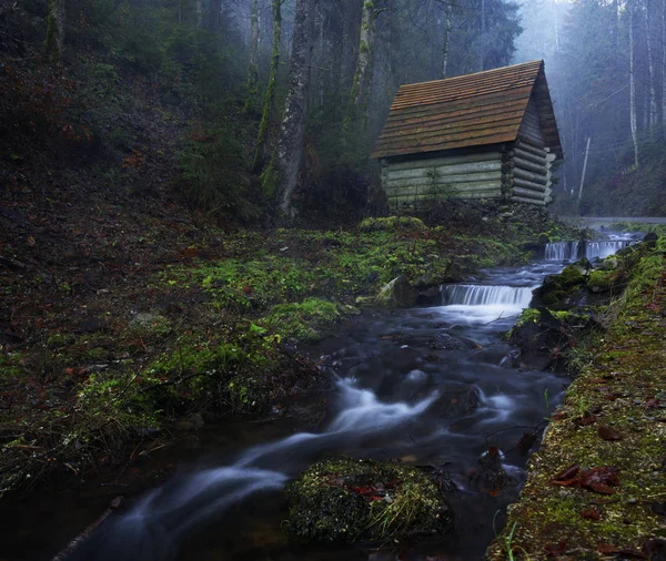 Petite Maison Dresse Sur Les Rives Une Rivière Montagne Foggy — Photo