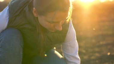 Kadın çiftçi bir fide prototip yere koyar.