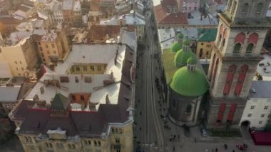 Havadan görünümü Lviv tarihi merkezi. Drone ile çekim