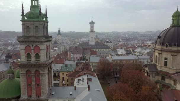 Lviv의 역사적인 센터의 공중 전망입니다. 무인 항공기와 촬영 — 비디오