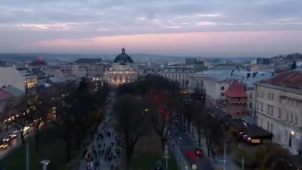 Widok na historyczne centrum Lwowa. Strzelanie z dronów. Hyperlapse wieczorem — Wideo stockowe