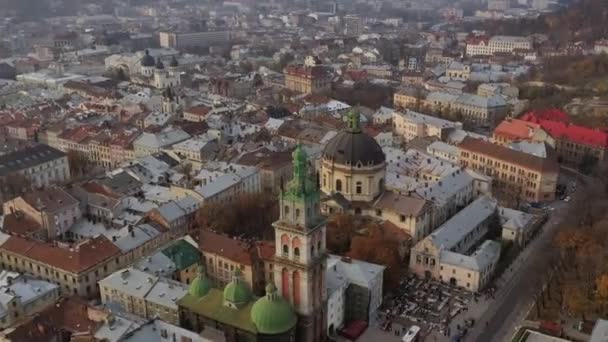 Αεροφωτογραφία από το ιστορικό κέντρο της Lviv. Σκοποβολή με drone. Hyperlapse — Αρχείο Βίντεο