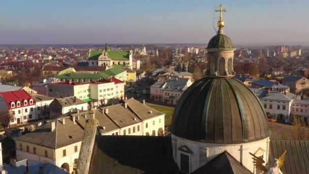 Вид с воздуха на исторический центр Жовквы, Львовская область, Украина. Стрельба с беспилотником — стоковое видео