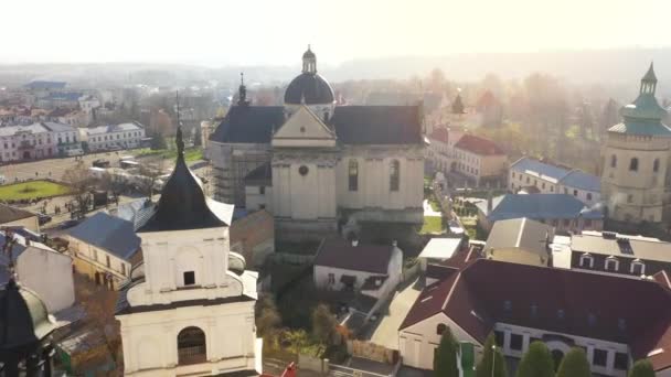 Luchtfoto van het historische centrum van Zjovkva, Lviv region, Oekraïne. Schieten met drone — Stockvideo