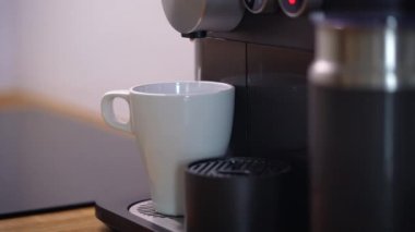 Eve kahve makinesi bir fincan taze kahve hazırlar