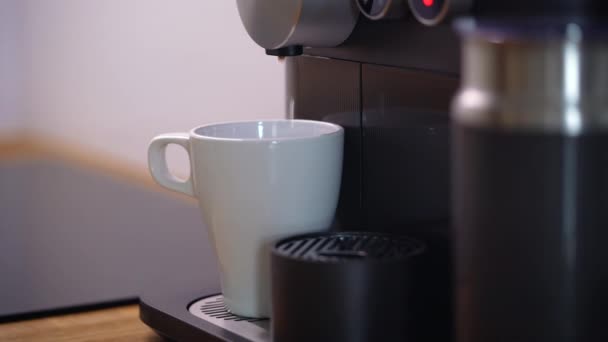 Casa máquina de café prepara uma xícara de café fresco — Vídeo de Stock