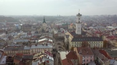 Havadan görünümü Lviv tarihi merkezi. Drone ile çekim