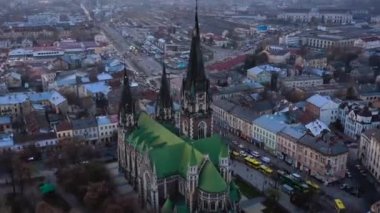 Lviv tarihi merkezi kilise Aziz Olga ve Elizabeth yakınındaki hava görünümünü. Drone ile ateş. Akşam Hyperlapse