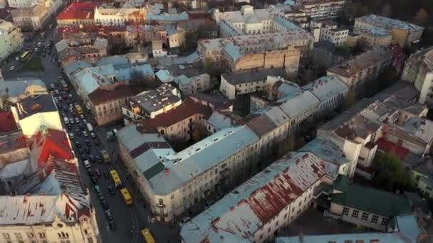 Letecký pohled na historické centrum Lvova. Střelba s DRONY — Stock video