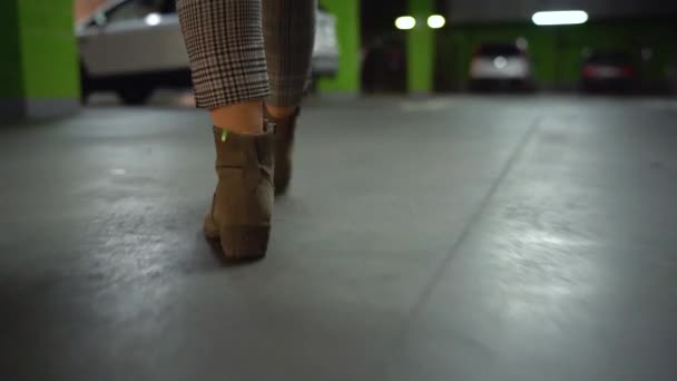 Женщина Идет Своей Машине Подземную Парковку Открывает Дверь Садится — стоковое видео