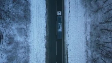 Kışın kış ormanın içinden geçen yol üzerinde trafik havadan görünümü