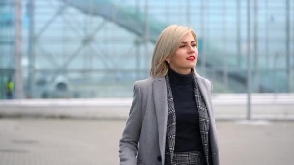 Blonde fille roule une valise près du terminal de l'aéroport — Video