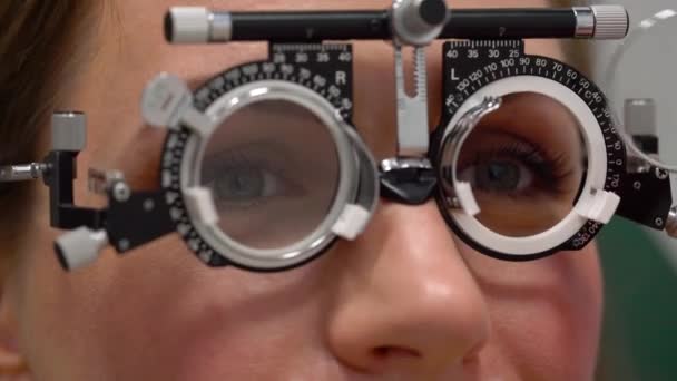 妇女在接待眼科医生 眼镜片的眼科检查和选择 — 图库视频影像