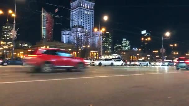 Night city trafik i centrala Warszawa nära palatset för vetenskap och kultur, Polen — Stockvideo