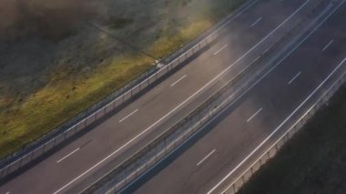 Boş yol yükseklikten görüntüleyin. Yolun sisin içinde kefen