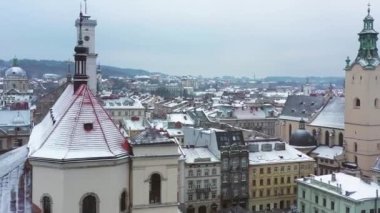 Lviv tarihi merkezi kışın hava görünümünü. Drone ile çekim