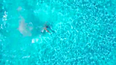 Bir adam dalışlar havuza ve altında yüzüyor gibi en baştan görüntülemek su