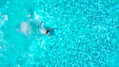 Bir adam dalışlar havuza ve altında yüzüyor gibi en baştan görüntülemek su