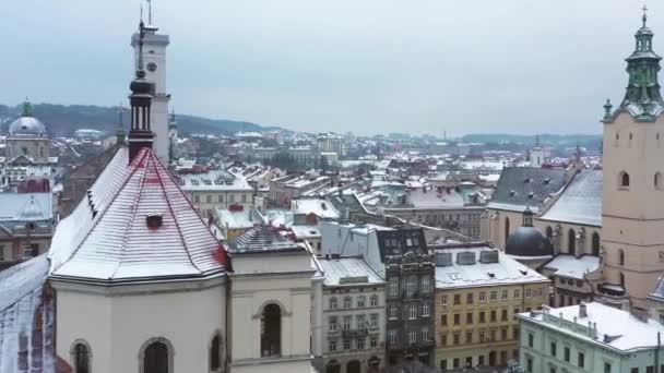 Flygfoto över den historiska centrum av Lviv i vinter. Fotografering med drönare — Stockvideo