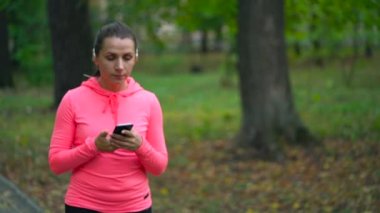 Kadın müzik ve gün batımında sonbahar bir parktan yayınlamaya başlamak seçer. Kadın kilo vermek karar verdi. Ağır çekim