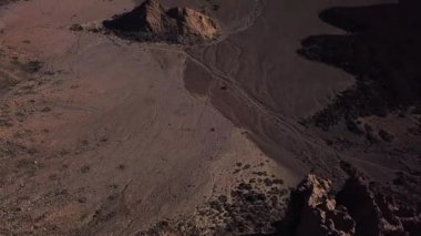 Havadan görünümü Teide Milli Parkı, dağlar ve sertleştirilmiş lav üzerinde uçuş. Tenerife, Kanarya Adaları