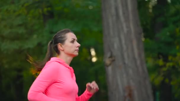 Femme Courant Dans Parc Automne Coucher Soleil Femme Décidé Perdre — Video