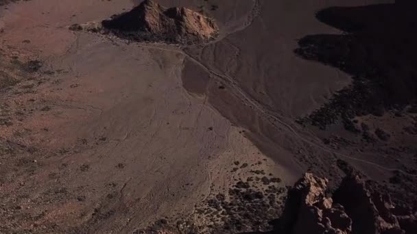 Vista aérea del Parque Nacional del Teide, vuelo sobre las montañas y lava endurecida. Tenerife, Islas Canarias — Vídeos de Stock