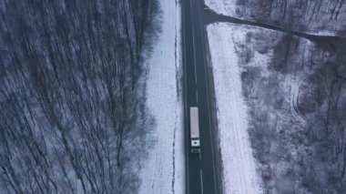 Şiddetli hava kış ormanda geçen yol üzerinde trafik havadan görünümü