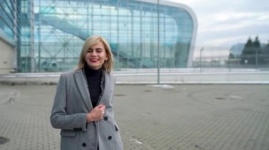 Sarışın kız bir bavul Havaalanı yakınlarında terminal rulo