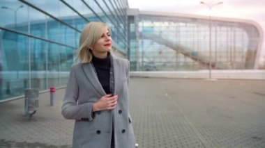 Sarışın kız bir bavul Havaalanı yakınlarında terminal alır. Ağır çekim