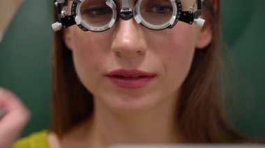 Kadın bir göz doktoruna resepsiyonda. Göz muayenesinde ve gözlük lens seçimi