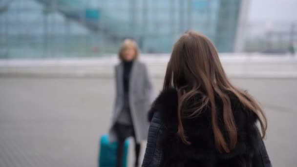 Langersehntes Treffen zweier Freunde am Flughafen — Stockvideo