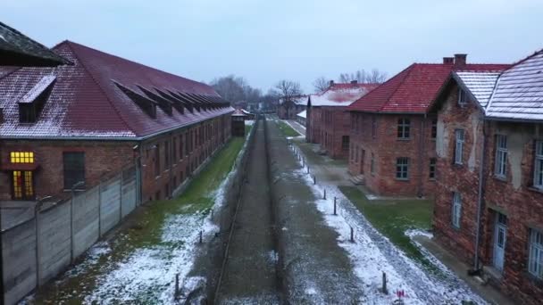 Вид с воздуха на концентрационный лагерь Аушвиц Биркенау в Польше — стоковое видео