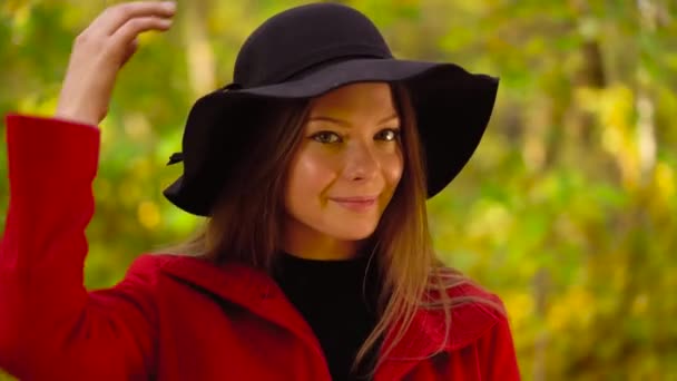 숲에서 전경에서 노란색 모자에 여자의 초상화 주말입니다 슬로우 — 비디오