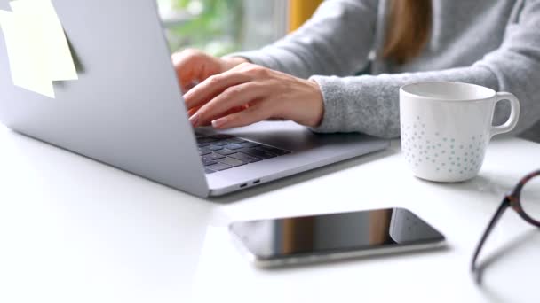 Mooie vrouw zitten thuis kantoor en werken op een laptop — Stockvideo