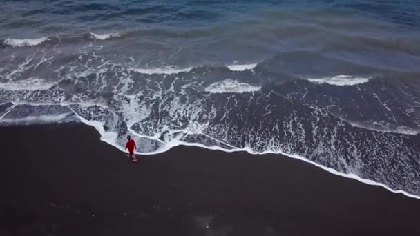 Vista Aérea Uma Menina Vestido Vermelho Andando Praia Com Areia — Vídeo de Stock