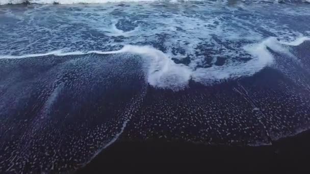 Volando Sobre Playa Arena Negra Superficie Del Océano Atlántico Costa — Vídeo de stock