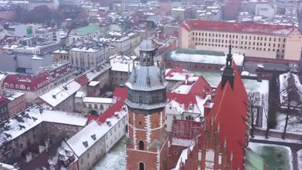 Luchtfoto van het historische centrum van Krakau, kerk, Wawel Koninklijke kasteel in de winter — Stockvideo