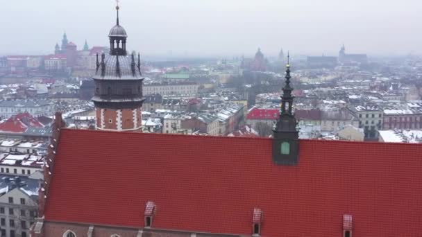 Luchtfoto van het historische centrum van Krakau, kerk, Wawel Koninklijke kasteel in de winter — Stockvideo