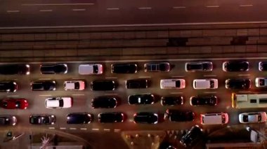 Gece şehir trafiğinde Merkezi Varşova, Polonya. Timelapse. Havadan görünümü