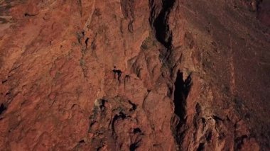 Havadan görünümü Teide Milli Parkı, dağlar ve sertleştirilmiş lav üzerinde uçuş. Tenerife, Kanarya Adaları