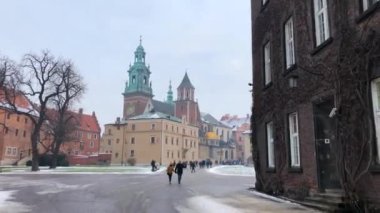 Krakow, Polonya - 18 Aralık 2018: Wawel Kalesi, Krakow, Polonya Vistula Nehri'nin kıyısında yaptı. Hyperlapse