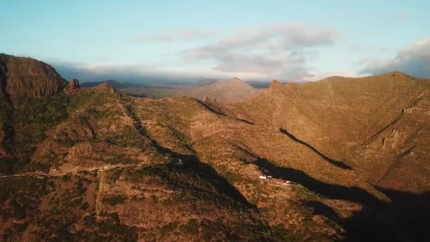 Masca, Tenerife, Kanarya Adaları, İspanya kayalarda yükseklikten görüntülemek. — Stok video