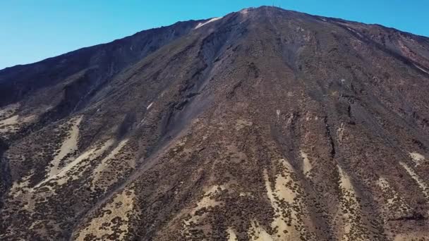 Vista aérea del volcán del Teide en el Parque Nacional del Teide, vuelo sobre las montañas y lava endurecida. Tenerife, Islas Canarias — Vídeo de stock