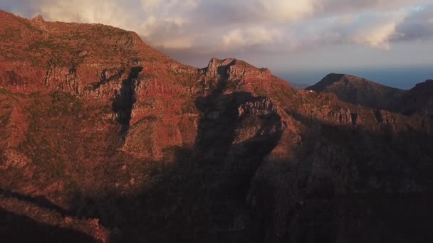 Nézd meg a magasságát a sziklák, Masca, Tenerife, Kanári-szigetek, Spanyolország. — Stock videók