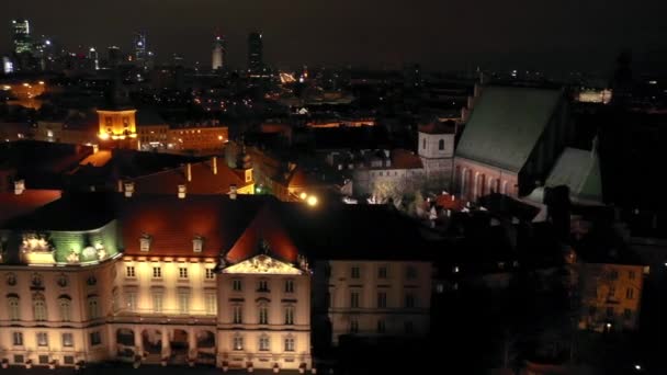Vue de la hauteur du château royal dans la vieille ville la nuit, Varsovie, Pologne — Video